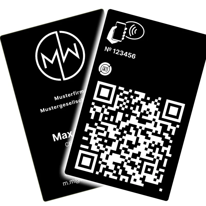 Zwei schwarze Karten: Vorderseite mit Logo und Name, Rückseite mit NFC-Zeichen und QR-Code
