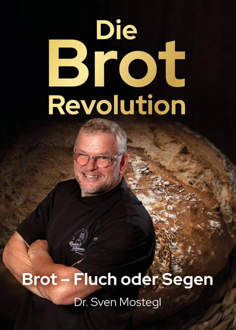 Buchcover „Die Brot-Revolution“: Dr. Sven Mostegl mit verschränkten Armen vor einem großen Brotlaib